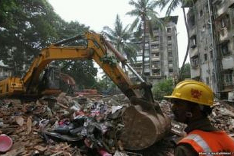 Bangunan tiga lantai itu sudah berusia lebih dari 50 tahun.