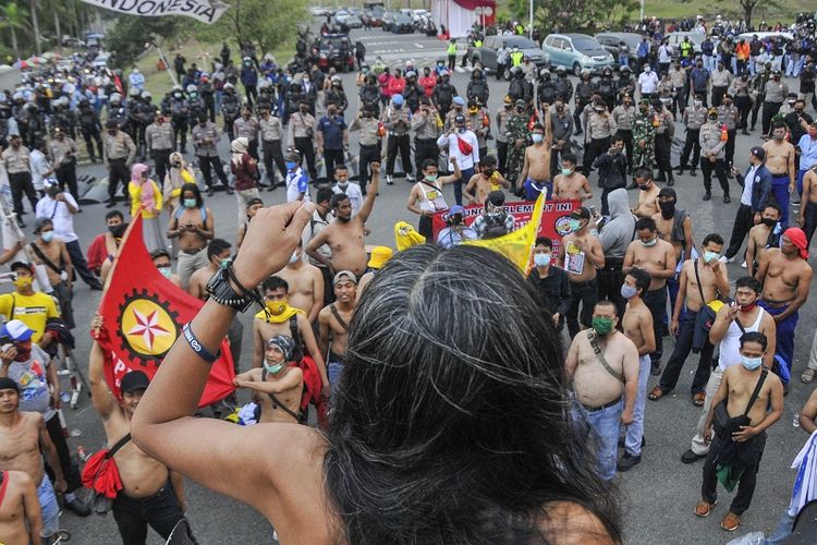 Hundreds of laborers at the EJIP (East Jakarta Industrial Park) in Bekasi, West Java protest about the controversial Jobs Creation Omnibus in Bekasi on Monday (5/10/2020). ANTARA FOTO/Fakhri Hermansyah/pras.