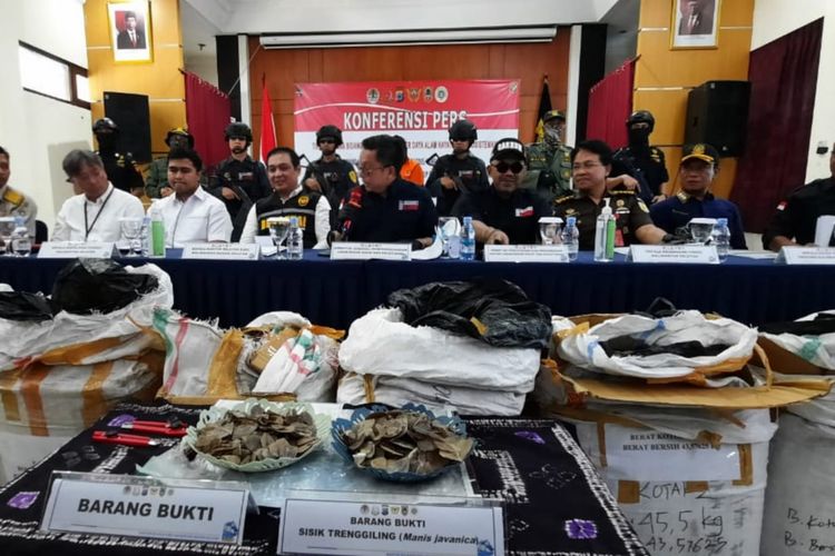 Petugas KLHK dan Bea Cukai memperlihatkan barang bukti sisik trenggiling yang rencananya akan diselundupkan ke Pulau Jawa. 