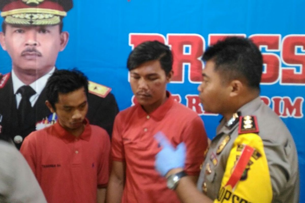 Polisi menciduk Rizky (21) dan Septiawan (22) yang mengaku sebagai polisi dan melakukan pemerasan terhadap pengendara jalan di Bintaro Sektor 5, Pondok Aren, Tangerang Selatan, Senin (29/1/2018).