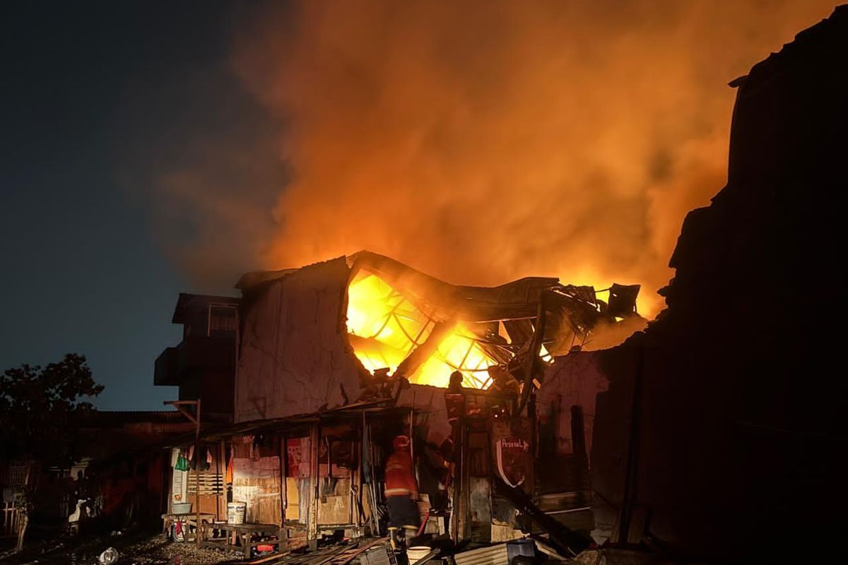 20 Unit Damkar dan 100 Personel Dikerahkan untuk Padamkan Kebakaran Pabrik  Konstruksi di Serpong
