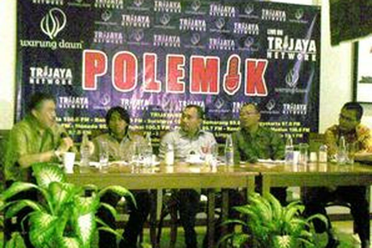 Diskusi mingguan Trijaya FM bertajuk 'Refleksi Pemberantasan Korupsi' di Warung Daun Cikini, Sabtu (12/12), menghadirkan (ki-ka) Wakil Ketua Pansus Angket Century DPR RI Gayus Lumbuun, Sejarahwan UI JJ Rizal, moderator, Koordinator Bidang Hukum Indonesia Corruption Watch (ICW) Emerson Yuntho dan Stah Ahli Hukum Kepresidenan Denny Indrayana.