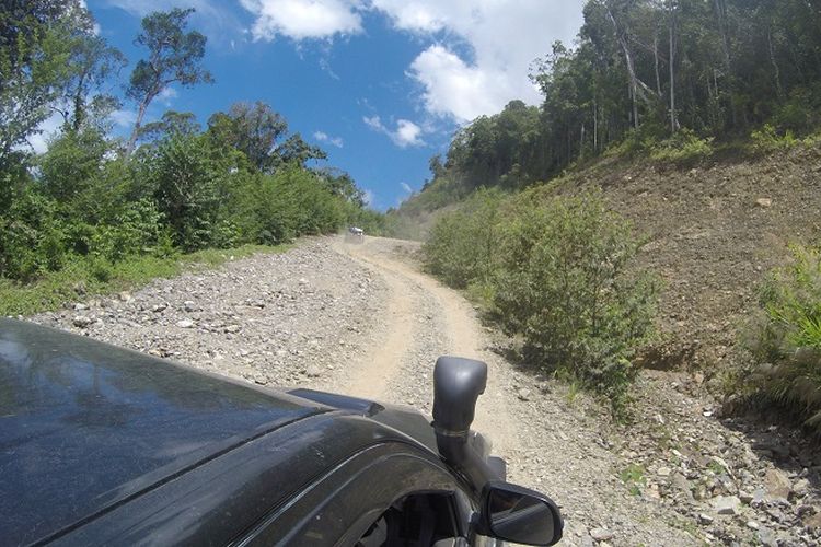 Perjalanan menuju Kabuten Pegunungan Arfak, Papua Barat. Jalan rusak dari Manokwari ke Pegunungan Arfak merupakan salah satu tantangan pengembangan pariwisata.