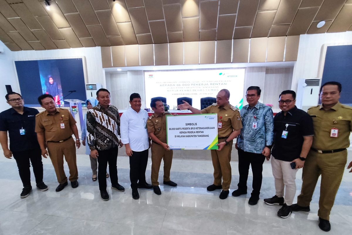 Pemkab Tangerang memberikan perlindungan jaminan sosial kepada 86.000 pekerja rentan yang terdiri dari nelayan, pedagang asongan, petugas keberhasilan, dan lainnya.
