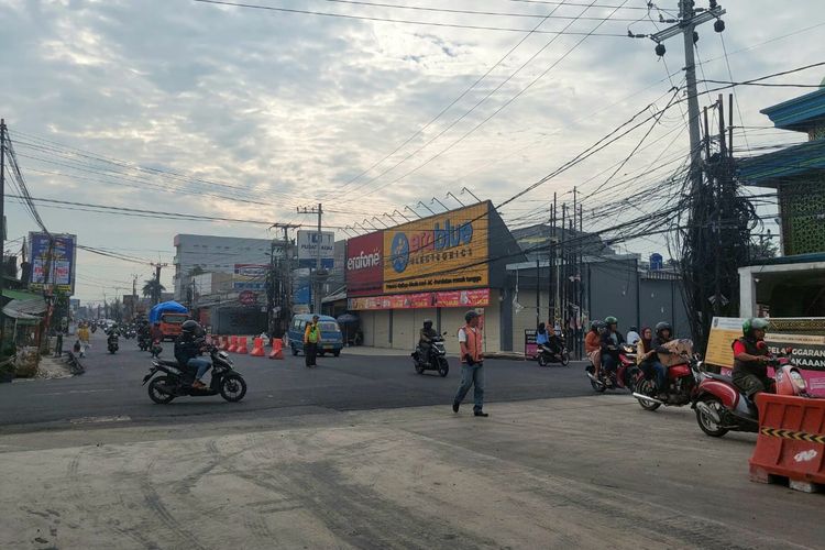 Suasana lalu lintas perempatan Mampang di Jalan Raya Sawangan, Depok, Senin (19/2/2024).