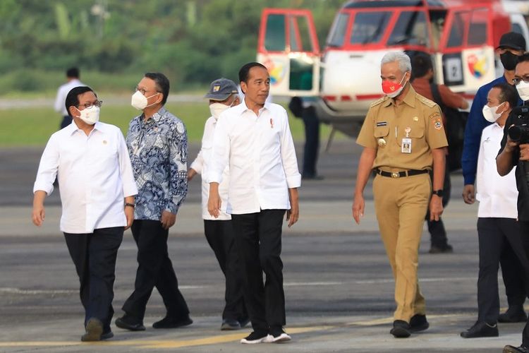Gubernur Ganjar Pranowo mendampingi Presiden Joko Widodo (Jokowi) dalam acara groundbreaking pabrik Wavin di Grand Batang City, Jawa Tengah (Jateng), Senin (3/10/2022). 