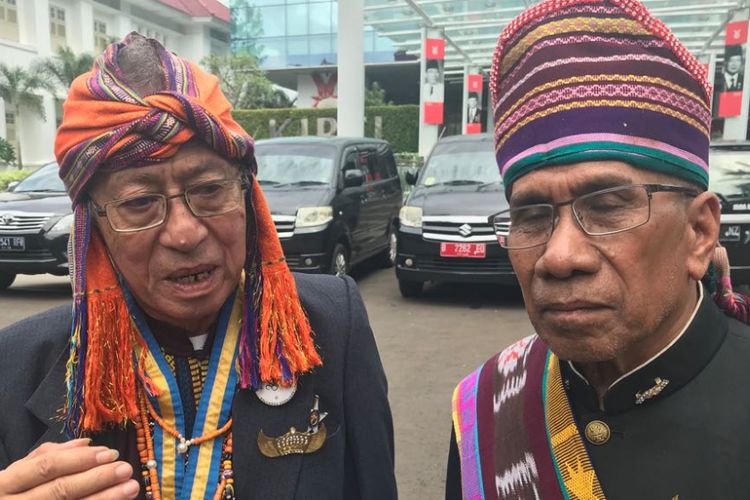 Raja Larantuka Flores Don Andre Martinus bersama Raja Lamahala Adnan Sangaji.