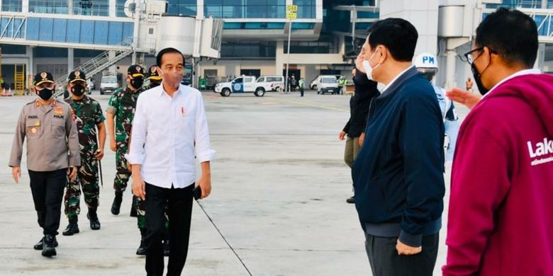 Presiden Joko Widodo beserta rombongan sebelum bertolak dari Bandar Udara Internasional Soekarno Hatta menuju Sumatera Utara, Rabu (2/2/2022). .