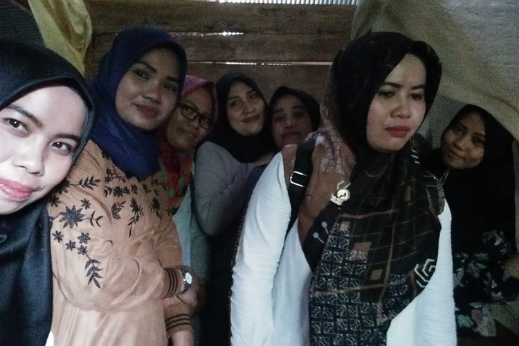 Sejumlah rekan Anita saat sekolah di SMP Negeri 2 Bua Ponrang datang menjenguknya untuk memberikan sumbangan dana guna memenuhi kebutuhan hidupnya di rumah Desa Lare-lare, Kecamatan Bua, Luwu, Rabu (04/12/2019)