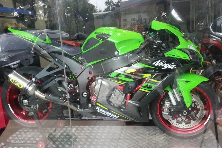 Salah satu Kawasaki ZX-10 dengan modifikasi yang dijual diler moge seken R&J Motorsport yang beralamat di Jalan Jatiluhur, Duren Tiga, Jakarta Selatan, Jumat (9/2/2018).