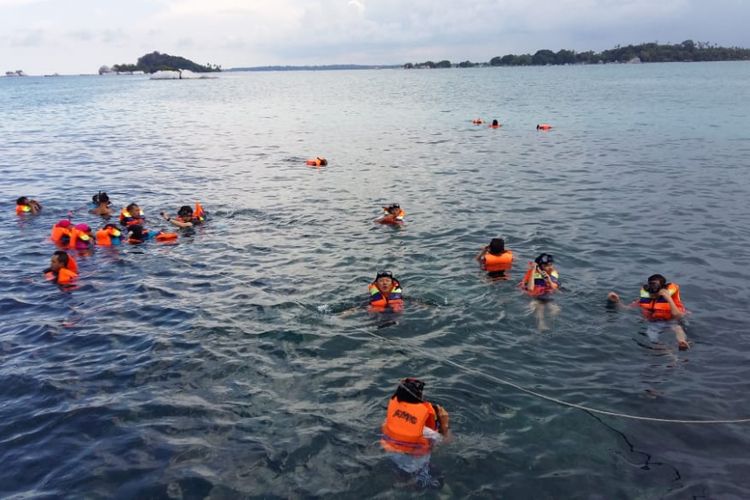 Pengunjung saat snorkeling di Pulau Lengkuas, Bangka Belitung.