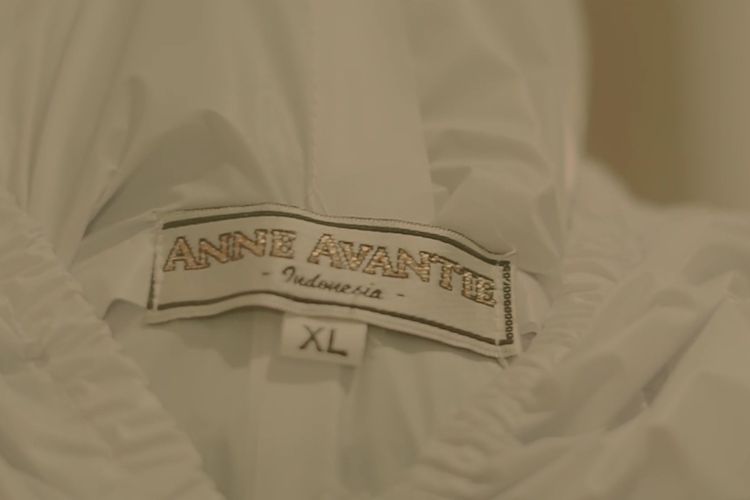 Baju hazmat yang diproduksi oleh Desainer Anne Avantie untuk disumbangkan kepada rumah sakit yang menangani virus corona.