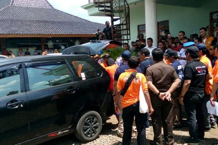 Rekonstruksi kasus pembunuhan Abdul Gani berlangsung di Padepokan Dimas Kanjeng. Tampak rekonstruksi di depan Kantor asrama putra dengan penjagaan ketat.