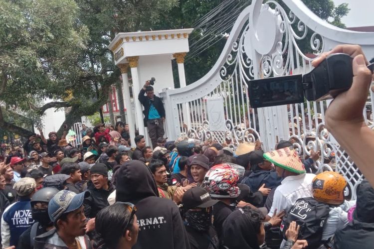 Massa dari masyarakat kaki Gunung Gede Pangranggo menggelar aksi menolak proyek geotermal di lkawasan konservasi tersebut yang digelar di dfepan gerbang Bupati Cianjur, Rabu (10/12/2025).