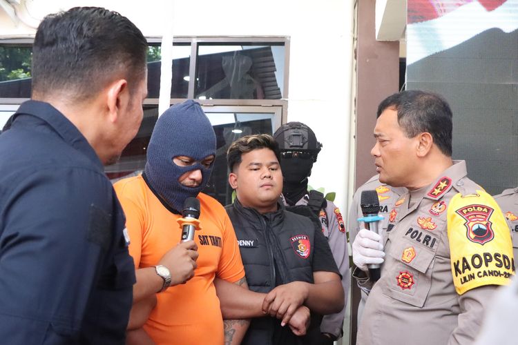 Kapolda Jateng, Irjen Pol Ahmad Luthfi menanyakan langsung kepada tersangka Sarmo, terduga pelaku pembunuhan berantai yang menelan empat korban jiwa di Kecamatan Girimarto, Kabupaten Wonogiri, Sabtu (30/12/2023).