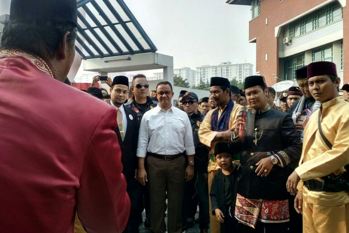 Gubernur DKI Jakarta terpilih, Anies Baswedan saat menghadiri   acara apel akbar sekaligus pelantikan pengurus Ormas yang menamakan diri Kebangkitan Jawara dan Pengacara atau disingkat Bang Japar se-DKI, Minggu (13/8/2017).              