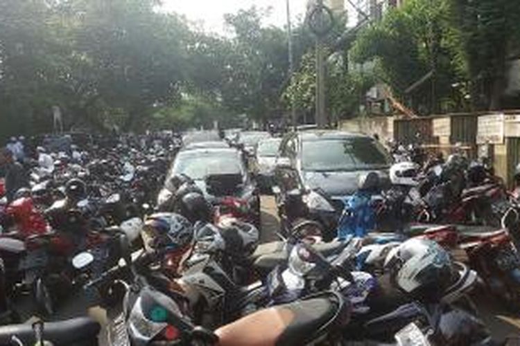 Suasana jalan disekitar kediaman Habib Selon dipadati oleh kendaraan para pelayat yang akan mengantarkan jenazah untuk disemayamkan di TPU Karet Bivak, Jakarta Pusat pada Senin (28/12/2015)  