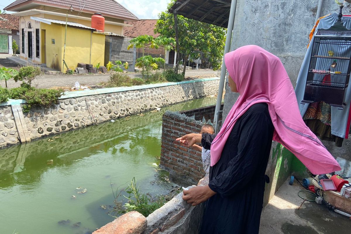 Nanik Nurhayati (39), warga Desa Banjarpanji, Tanggulangin yang mengalami banjir setiap tahun karena air sungai meluap.