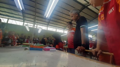 Kunjungi Pabrik Bulu Mata di Purbalingga, Ganjar Dikerumuni Ibu Hamil