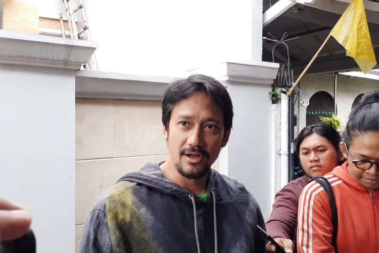 Tora Sudiro saat ditemui di rumah duka kawasan Lebak Bulus, Jakarta Selatan, Senin (6/1/2020). 