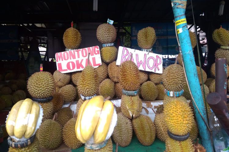 Beragam jenis durian yang dijajakan di Sentra Durian Kalibata, Jakarta Selatan mulai dari Montong Lokal. 