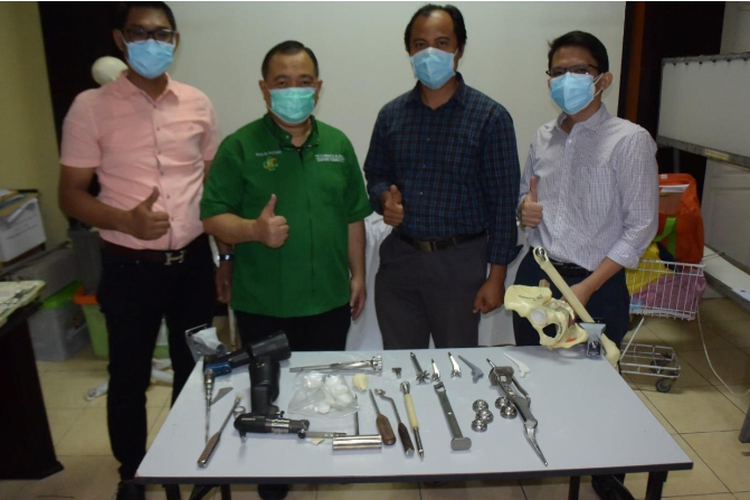 Dosen ITS Fahmi Mubarok bersama tim dokter ortopedi RSUD dr Soetomo menciptakan implan tulang pinggul lokal.