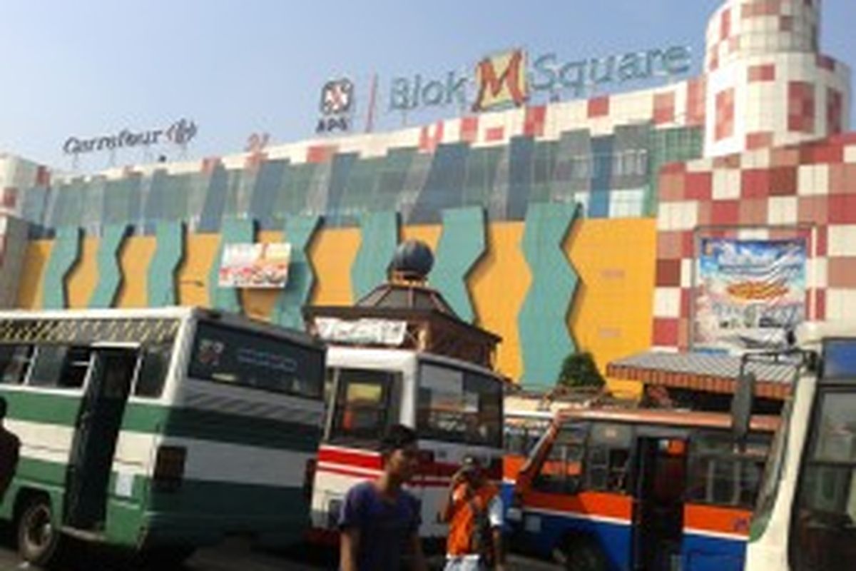 Suasana di Terminal Blok M, Jakarta Selatan, Rabu (27/6/2013). Terkait kenaikan harga BBM bersubsidi, Pemerintah Provinsi DKI Jakarta berencana akan menaikan tarif bus angkutan kota reguler dari Rp 2000 menjadi Rp 3000