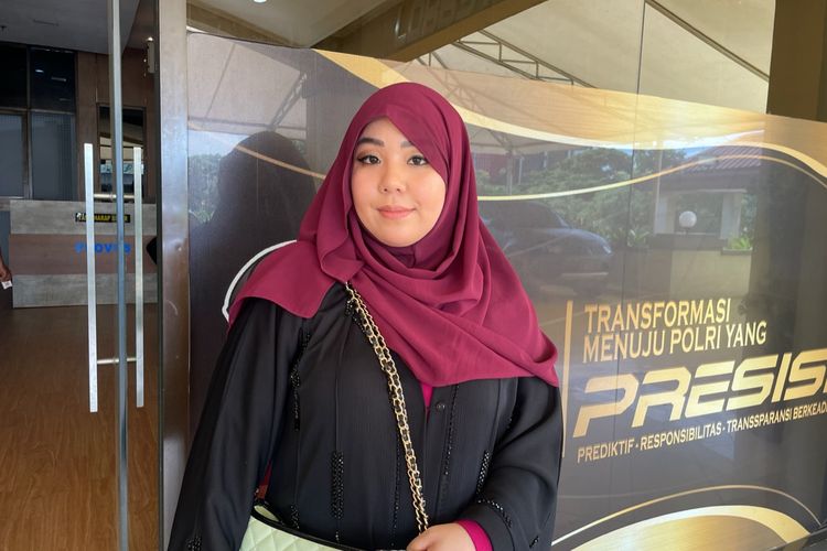 Cleopatra pelapor Ressa Herlambang atas dugaan kasus penipuan saat ditemui di Polres Metro Jakarta Utara, Senin (20/2/2023). 