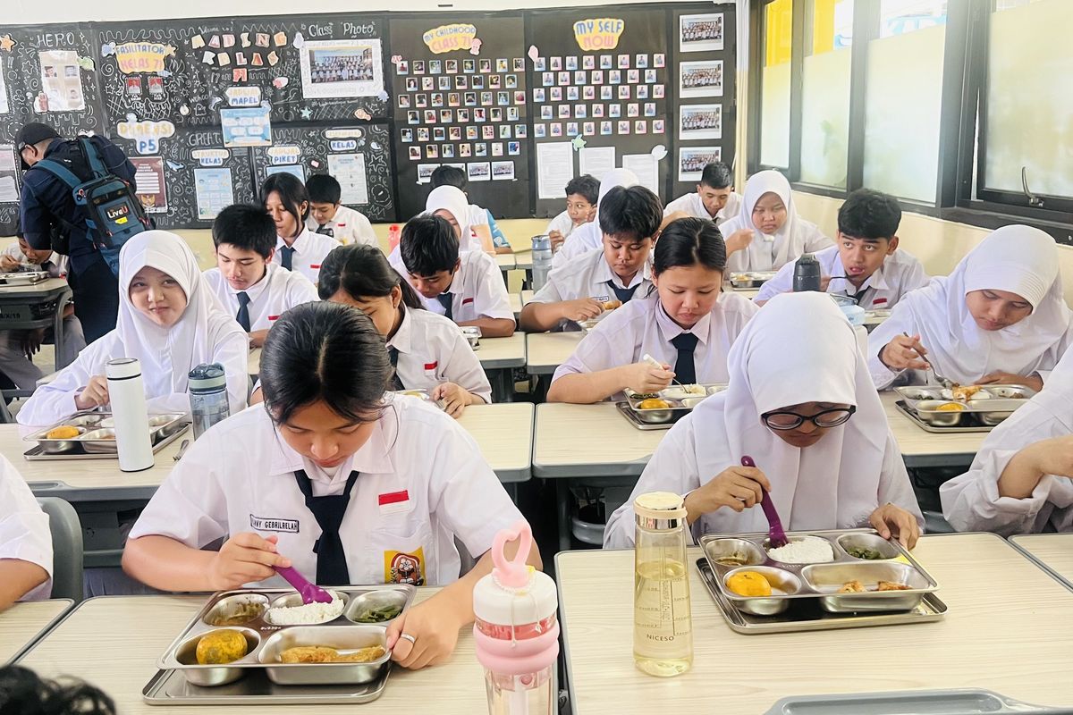 558 Siswa SMP 1 Barunawati Jakbar Nikmati Makan Bergizi Gratis, Tak Ada Menu Susu