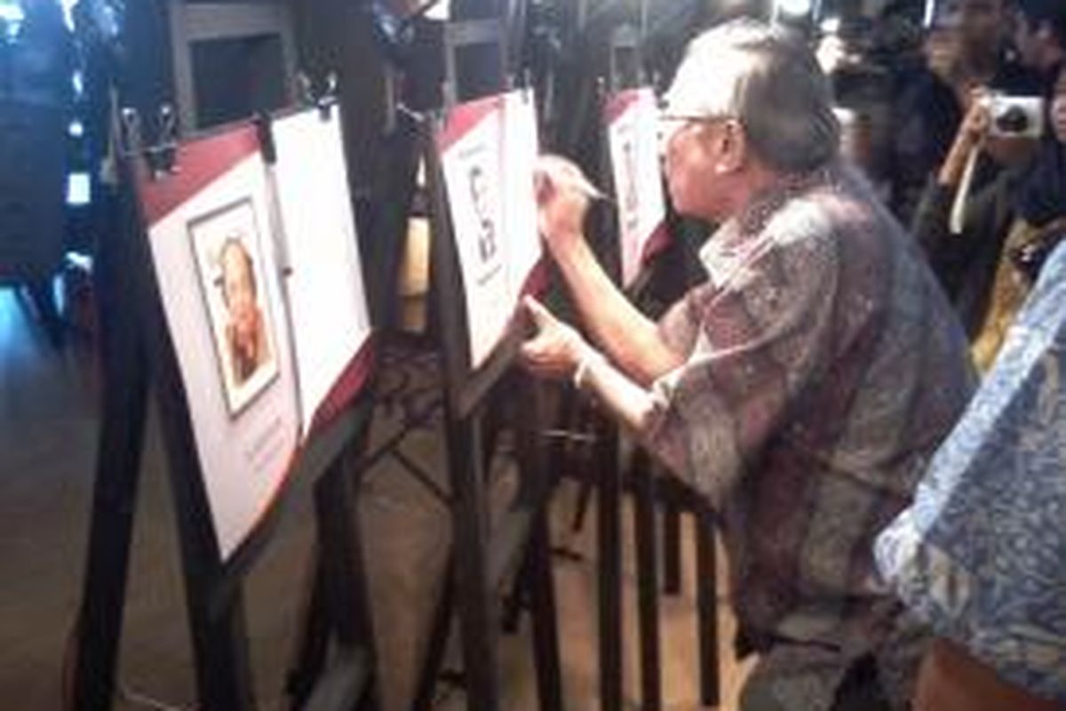 Anggota KBPI menandatangani foto sejumlah tokoh yang dinilai layak menjadi Presiden selanjutnya