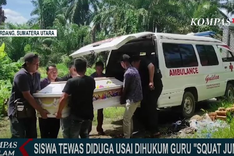 Jenazah RSS (14), siswa SMP negeri di Kecamatan Sinembah Tanjung Muda (STM) Hilir, Kabupaten Deli Serdang, Sumatera Utara, akan dimakamkan. RSS meninggal pada Kamis (26/9/2024) diduga akibat dihukum squat jump 100 kali oleh gurunya.
