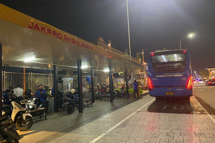 Halte Jalasena, tempat naik bus Transjakarta 1A (Balai Kota - Pantai Maju). 