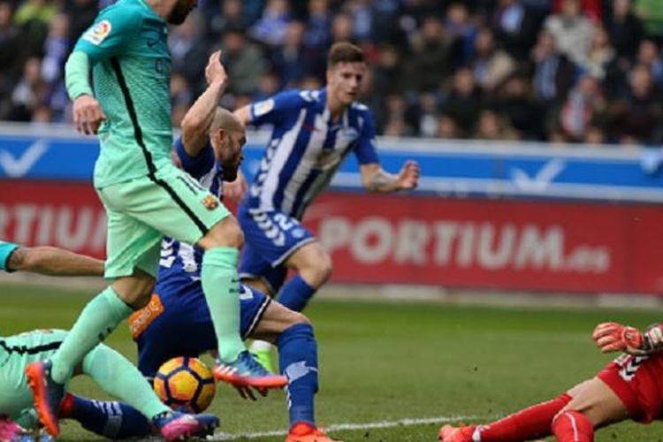 Kiper Alaves, Fernando Pacheco, berjibaku mengamankan gawangnya dari usaha dua penyerang Barcelona, Lionel Messi dan Luis Suarez, Sabtu (11/2/2017). 