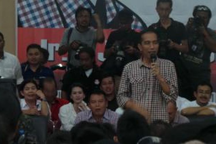 Calon presiden Joko Widodo saat berorasi di Gedung Islamic Center, Ciamis, Jawa Barat, Kamis (12/6/2014).