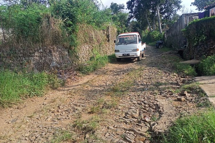 Warga Kampung Babakan Siliwangi, Desa Pinggir Sari, Kecamatan Arjasari, Kabupaten Bandung mengeluhkan jalan yang belum diperbaiki sejak 2010. Warga mesti menunggu hingga 12 tahun.