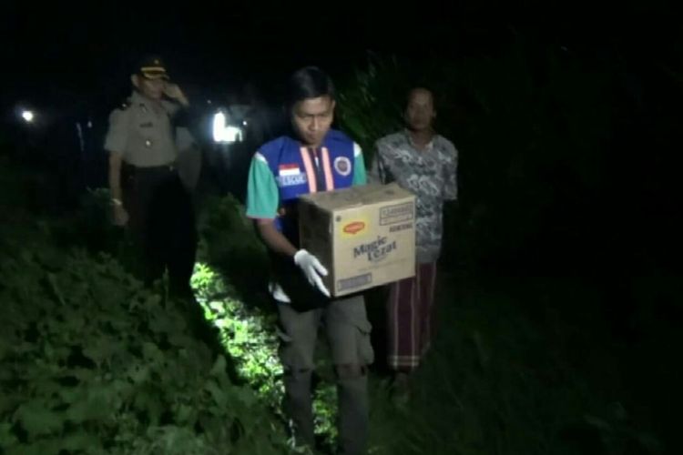 Evakuasi janin berusia 5 bulan yang ditemukan di lahan tanaman jagung di Dusun Kemasan, Desa Sentonorejo, Kecamatan Trowulan, Kabupaten Mojokerto, Jawa Timur, Jumat (27/9/2019) pekan lalu.