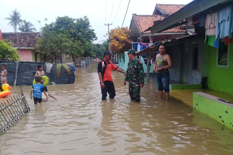 Petugas BPBD Karawang bersama pihak terkait tengah melakukan assesment puluhan rumah di Desa Karangligar Kecamatan Telukjambe Barat, Kabupaten Karawang, Sabtu (20/4/2019) yang terendam banjir akibat luapan Sungai Cibeet.