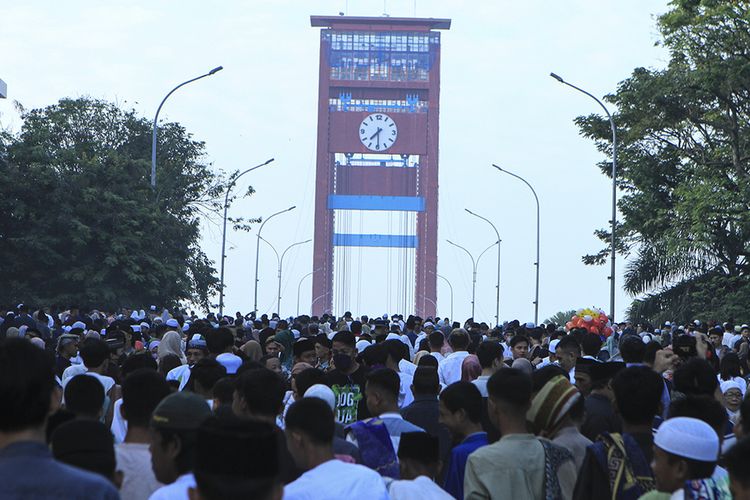 Warga memadati Jembatan Ampera Palembang untuk melaksanakan shalat Idul Adha 1444 Hijriah, Kamis (29/6/2023).