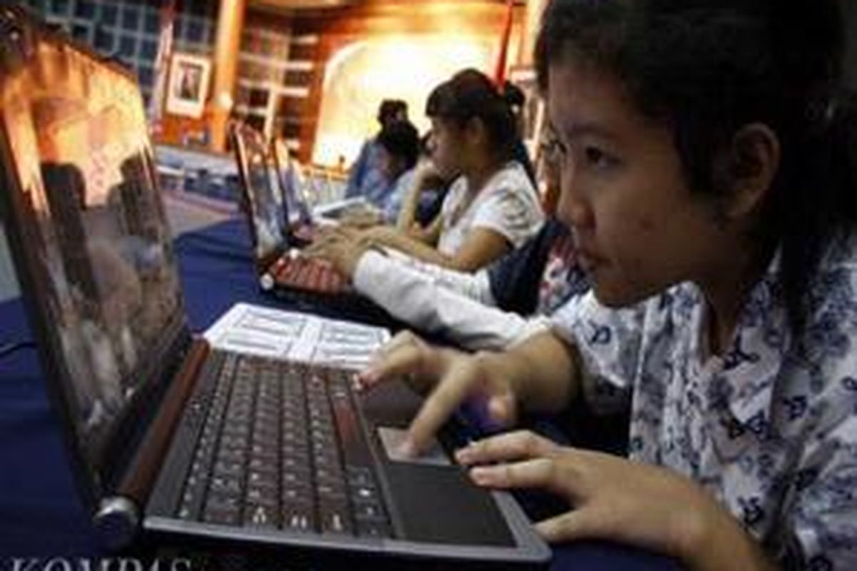 Kontrol akses internet anak, diantaranya dengan tidak membiarkan anak internetan terus menerus di kamar pribadi.