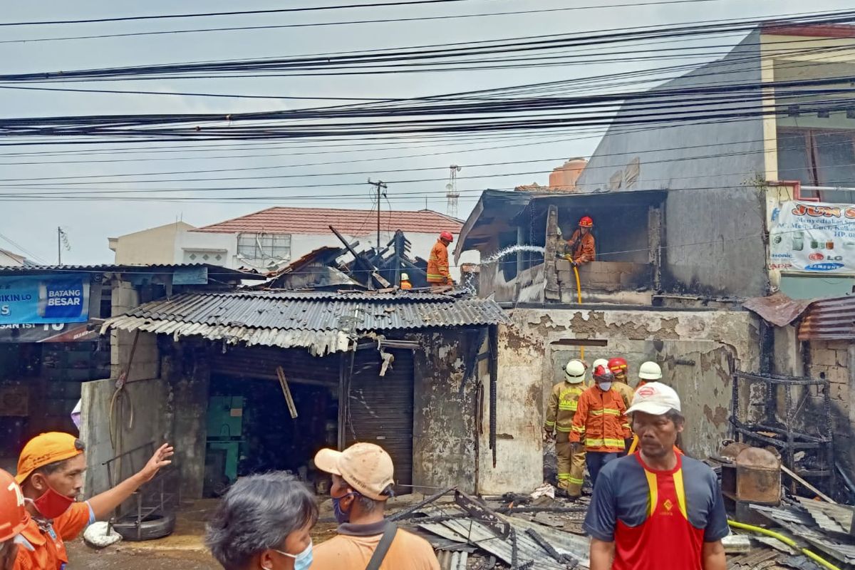 Pemadam memadamkan api di Jalan DDN II tepatnya di dekat Masjid Al Hikmah, Pondok Labu, Cilandak, Jakarta Selatan pada Rabu (10/3/2021).