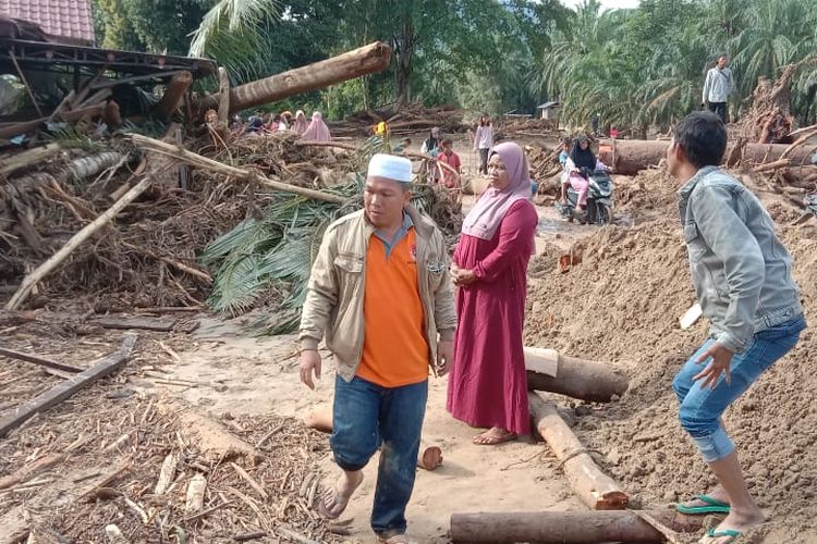 Pemerintah Kabupaten Padang Lawas, Sumatera Utara menetapkan status tanggap darurat bencana usai banjir bandang menerjang 15 desa di Kecamatan Batang Lubu Sutam.