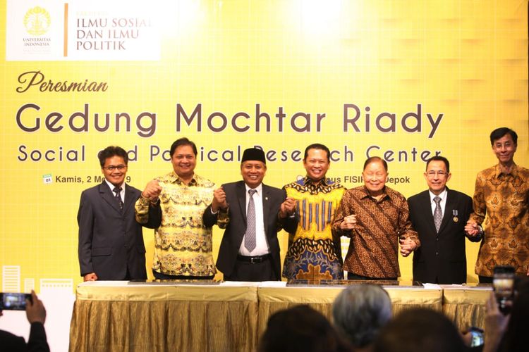 Menristekdikti Mohammad Nasir, Mochtar Riady (Pendiri Lippo Group), dan Prof. Muhammad Anis (Rektor UI) meresmikan gedung baru ?Mochtar Riady Social & Political Research Center? di lingkungan FISIP UI di Hari Pendidikan Nasional (2/5/2019).