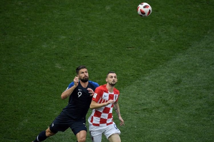 Olivier Giroud dan Marcelo Brozovic mencoba mengantisipasi bola udara dalam laga Perancis vs Kroasia pada final Piala Dunia 2018 di Stadion Luzhniki, 15 Juli 2018. 