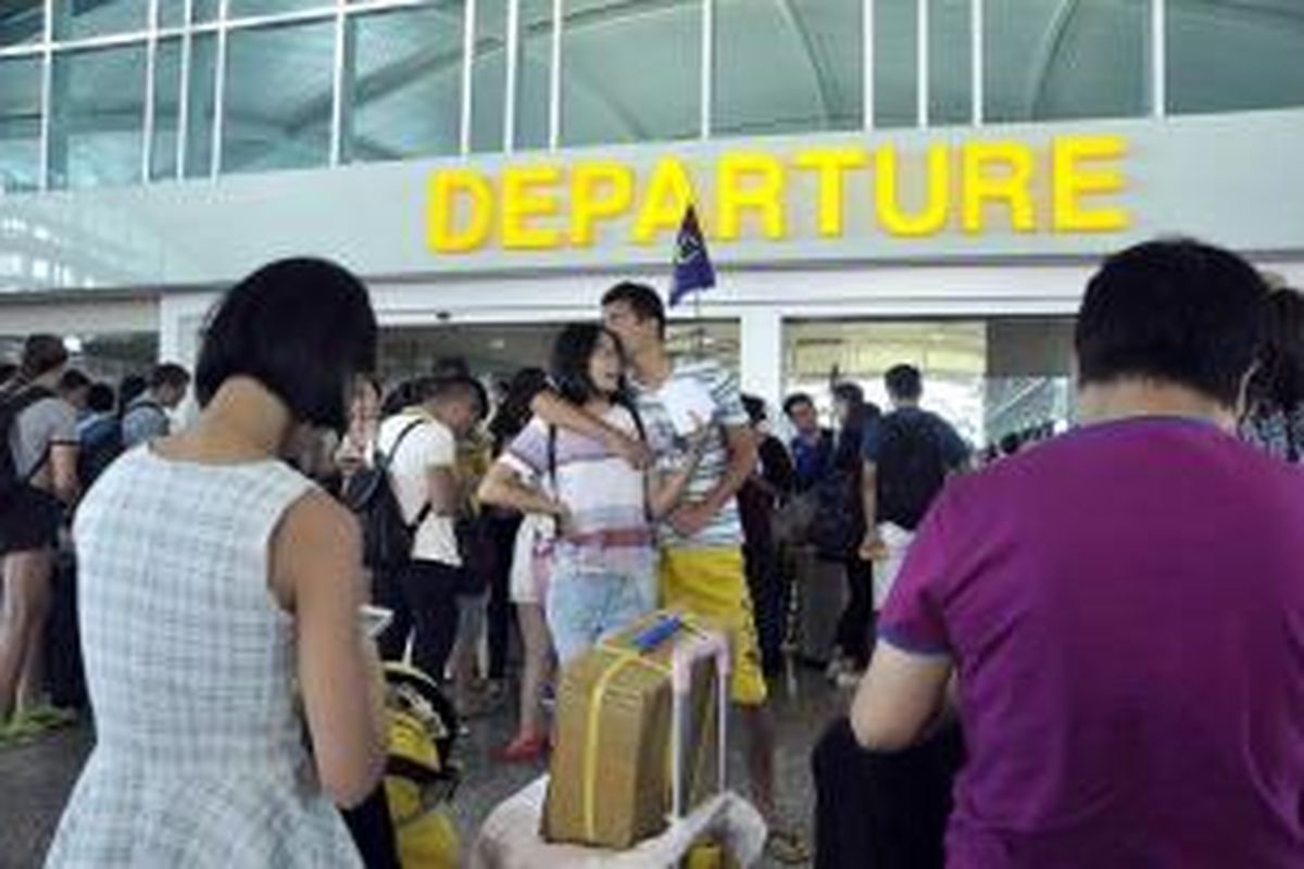 Penumpang menunggu di terminal keberangkatan Bandara Internasional Ngurah Rai di Denpasar, Bali, setelah terjadinya penundangan penerbangan akibat letusan Gunung Raung di Jawa Timur, 11 Juli 2015.