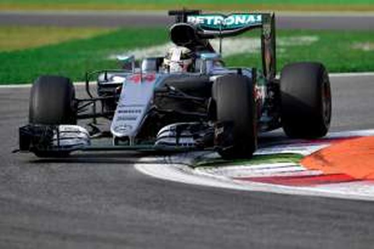 Pebalap Mercedes asal Inggris, Lewis Hamilton, memacu mobilnya pada sesi latihan pertama GP Italia di Sirkuit Monza, Jumat (2/9/2016).