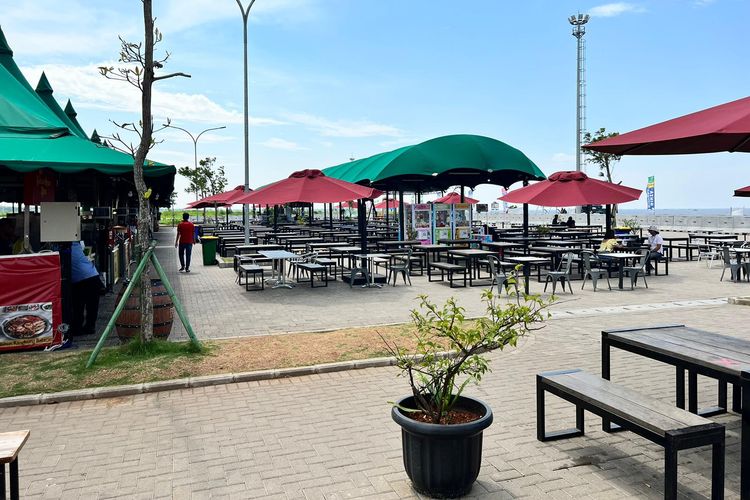 Suasana Food Street di Pantai Pasir Putih PIK 2, Kamis (28/07/2022). Pantai Pasir Putih PIK 2 ditutup sementara karena situasi Covid-19.