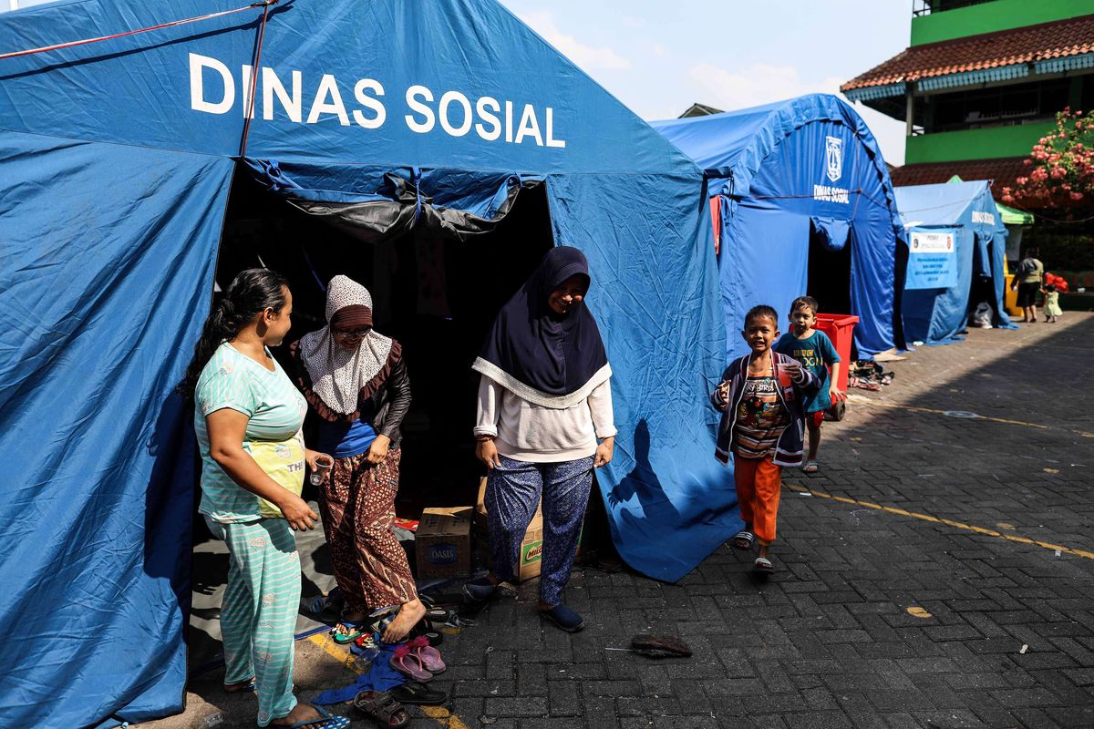 Suasana di tempat pengungsian di Kampung Bali Matraman, Tebet, Jakarta Selatan, Jumat (12/7/2019). Kebakaran yang melanda 150 rumah di permukiman padat di kawasan kampung Bali Matraman mengakibatkan 1.400 orang kehilangan tempat tinggal dan terpaksa mengungsi.