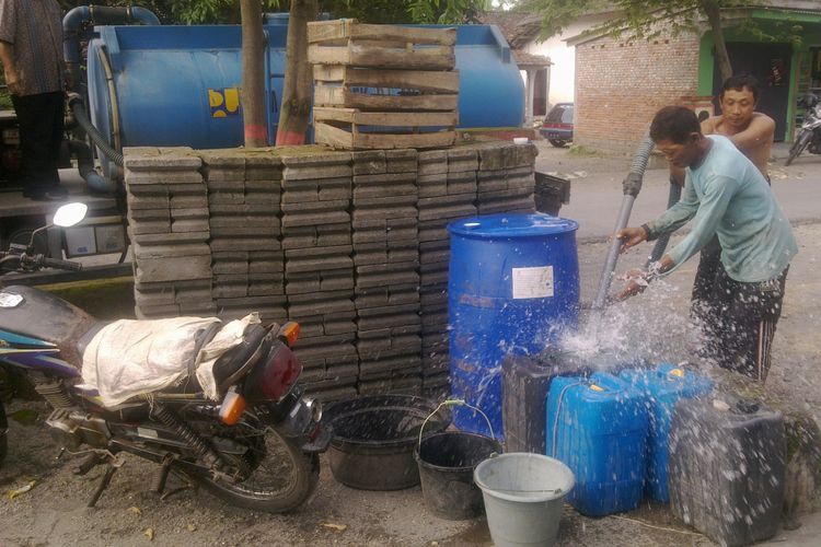 Distribusi air bersih di Dusun Nanas, Desa Manggis, Kecamatan Puncu, Kabupaten Kediri, Jawa Timur, Kamis (27/4/2017), dilakukan pemerintah setempat untuk membantu warga yang kekurangan air karena banyak sumur warga yang amblas.