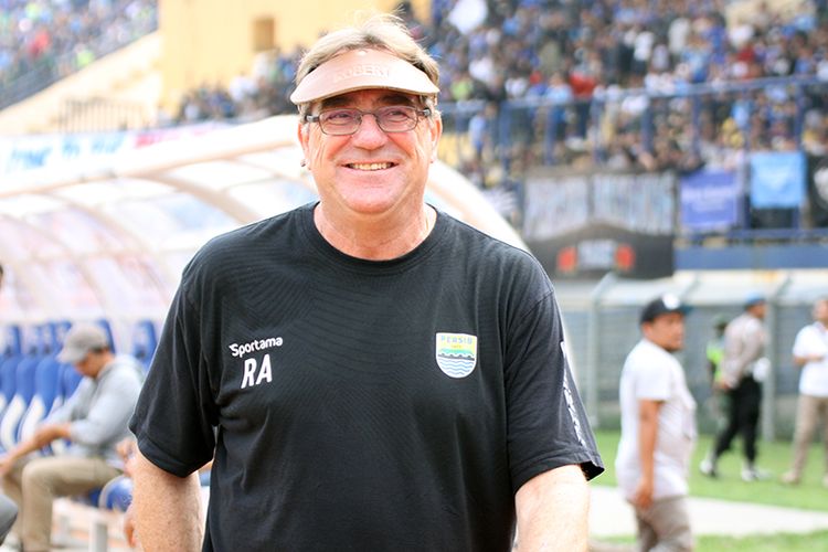 Pelatih Persib Bandung, Robert Rene Alberts. 