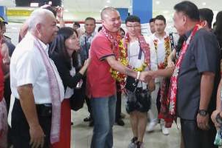Gubernur Sulawesi Utara Olly Dondokambey menyambut rombongan turis asal Tiongkok, di Manado, September 2016 lalu.